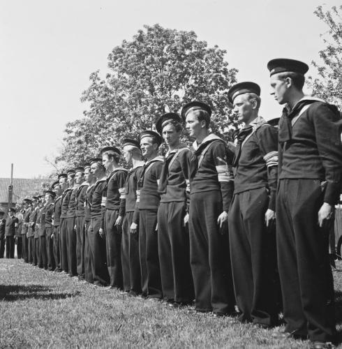 Brigadens-marineafdeling-i-geledopstilling-paa-Holmen