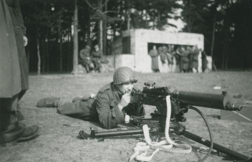 Brigadesoldat-ved-et-tungt-maskingevaer-af-typen-Wickers-303Maril-vandkoelet.-HaatunahoIm