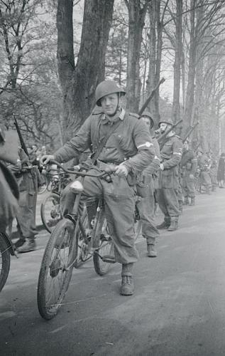 Brigadesoldater-et-sted-i-Hellerup-paa-svenske-militaercykler.-maj-1945
