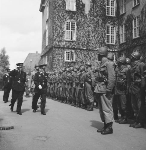 Den-Danske-Brigades-ordenspoliti-holder-parade-for-Rigspolitichefen-Taleinstituttet-Rygaards-Alle