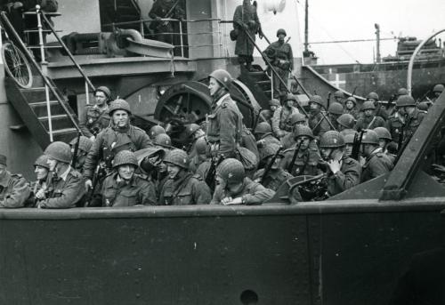 Den-danske-brigade-ankommer-med-faergen-til-Helsingoer-d.-5-maj-1945
