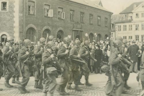 Den-danske-brigade-ankommer-til-Helsingoer