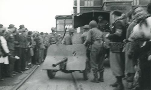 Kanon-overfoert-med-Den-Danske-Brigade-paa-havnekajen-i-Helsingoer-d.-5.-maj-1945