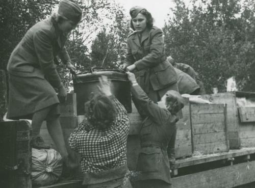 Lotter-fra-Den-Danske-Brigade-med-et-transportkar-til-mad-1944