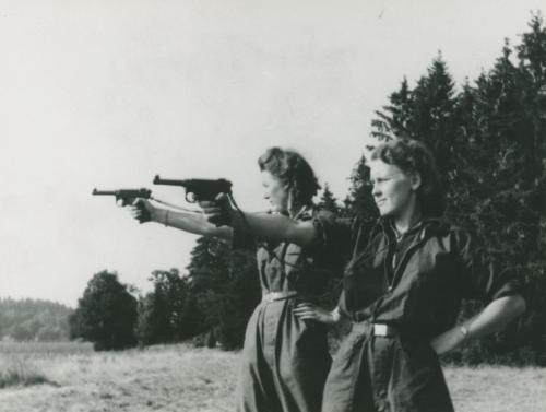 Lotter-fra-Den-Danske-Brigade-traener-i-pistolskydning-med-9mm-svensk-lahti-model-40-pistol-haatunaholm