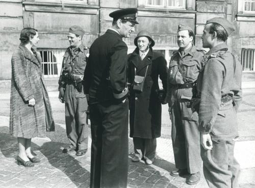 Medlemmer-af-Den-Danske-Brigade-i-samtale-med-kronprinseparret-paa-Amalienborg-Slotsplads-6.-maj-1945