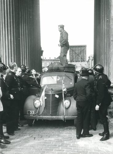 Pressefotograf-Vagn-Hansen-paa-toppen-af-en-bil-omgivet-af-politi.-Amalienborg-6.-maj