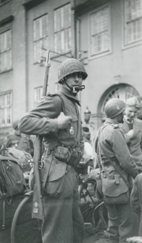 Soldat-fra-Den-Danske-Brigade-i-Helsingoer-efter-overfoerslen-fra-Sverige-d.-5.-maj-1945