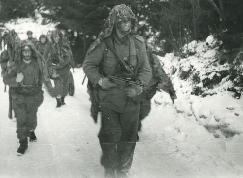 Soldater-fra-Den-Danske-Brigade-paa-oevelse-i-vinteren-1944-45