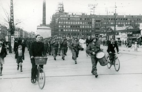 Soldater-fra-Den-Danske-Brigade-passerer-Frihedsstoetten-i-Koebenhavn