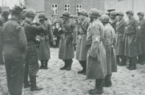 Soldater-fra-Den-Danske-Brigade-udstationeret-i-Saeby-i-maj-1945