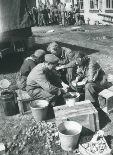 Soldater-og-lotter-fra-Den-Danske-Brigade-skraeller-kartofler.-ved-Aarhus-maj-1945